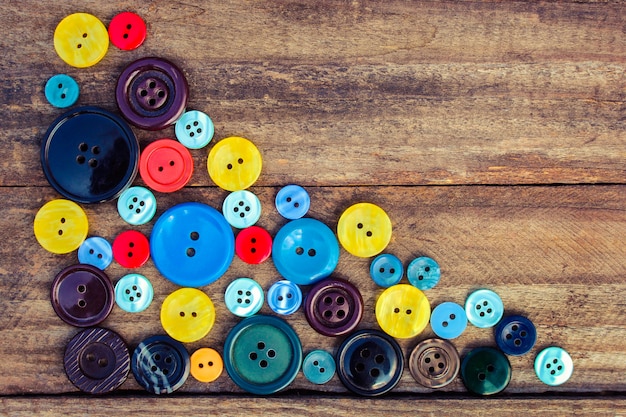 Un montón de botones de colores para la ropa en madera