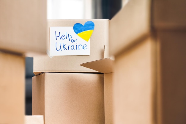 Montón de cajas de cartón con ayuda humanitaria para Ucrania