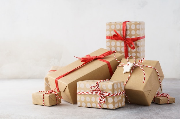 Montón de cajas de regalo artesanales de Navidad o San Valentín