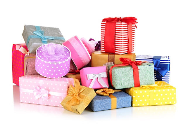 Montón de cajas de regalos de colores aislados en blanco