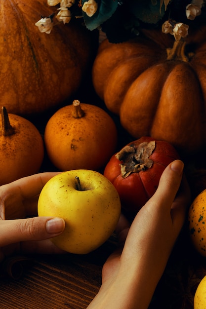 Un montón de calabazas y manzanas.