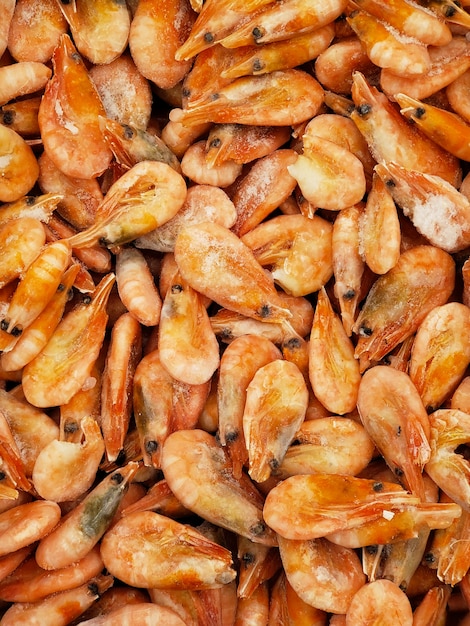 Un montón de camarones frescos. ingredientes para cocinar un plato festivo. Camarones congelados