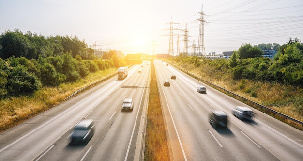 Un montón de camiones y coches en un concepto de transporte por carretera