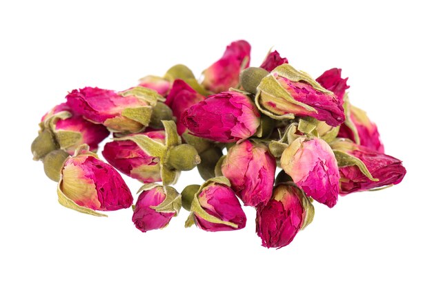 Montón de capullos de rosas de té seco aislado sobre fondo blanco, trazado de recorte de té de flor rosa