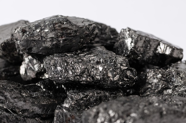 Montón de carbón fósil negro natural sobre un fondo blanco aislado