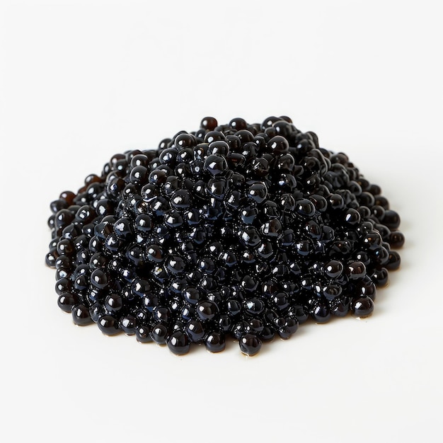 Un montón de caviar negro en primer plano sobre un fondo blanco