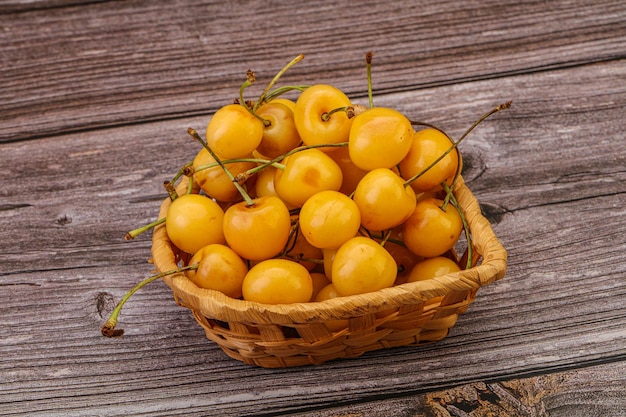 Un montón de cerezas amarillas maduras y dulces