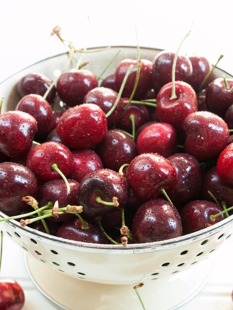 Montón de cerezas recién cogidas en un colador.