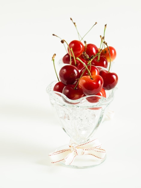 Montón de cerezas recién cogidas en platos de vidrio.