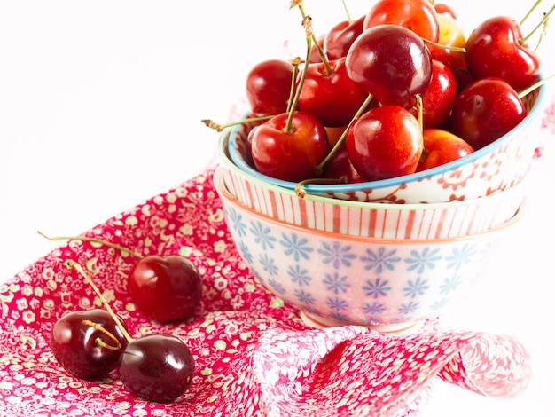 Montón de cerezas recién cogidas en un tazón.