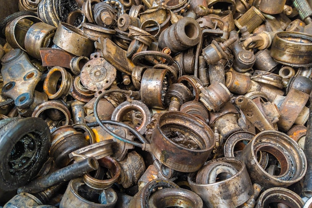 Montón de chatarra de acero oxidado de piezas y piezas de automóviles usados