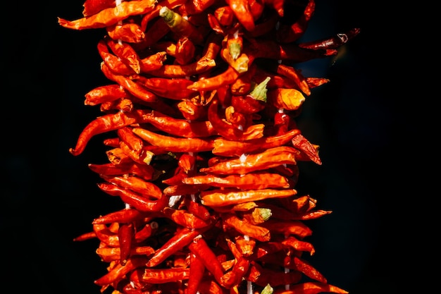 Un montón de chiles rojos secos como fondo de alimentos