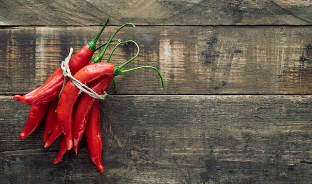 Montón de chiles sobre fondo de madera rústica. Copia espacio