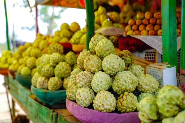 Montón de chirimoya en frutería