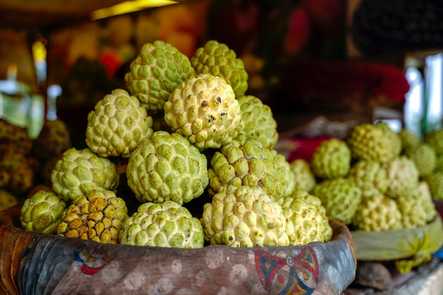 Montón de chirimoya en frutería