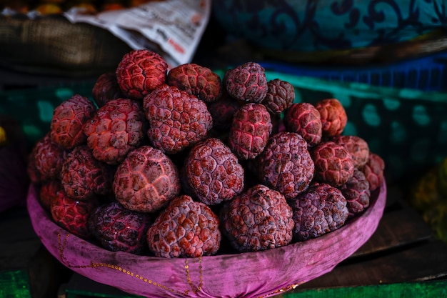 Montón de chirimoya en frutería