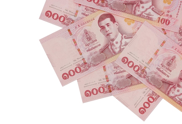 Montón de cien billetes de baht tailandés aislado sobre fondo blanco.