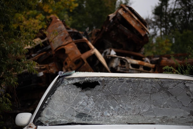 Foto un montón de coches civiles destrozados y quemados en la ciudad de la región de gostomel kyiv