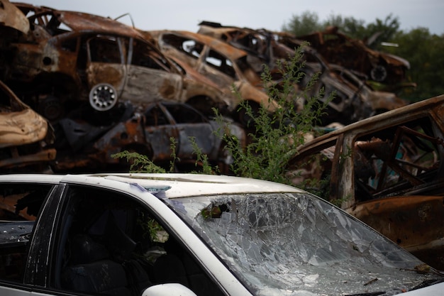 Un montón de coches civiles destrozados y quemados en la ciudad de la región de Gostomel Kyiv