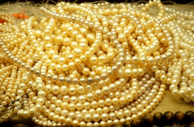 Montón de collares de perlas