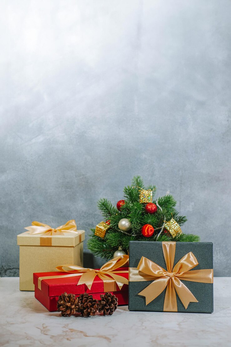 Un montón de coloridas cajas de regalos y árboles de Navidad o decoración de temática navideña