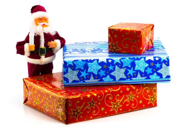 Foto un montón de coloridos regalos de navidad aislado sobre fondo blanco.