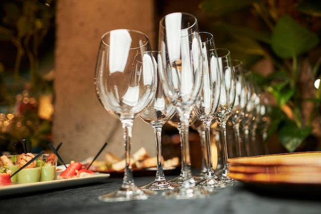 Un montón de copas de vino con un delicioso champán fresco o vino blanco en el bar