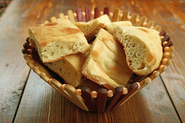 Montón de corte Shoti o pan georgiano en una canasta aislada sobre mesa de madera