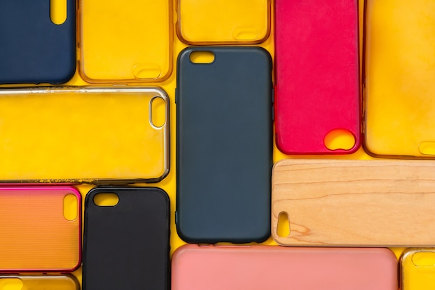 Foto montón de cubiertas traseras de plástico multicolor para teléfono móvil