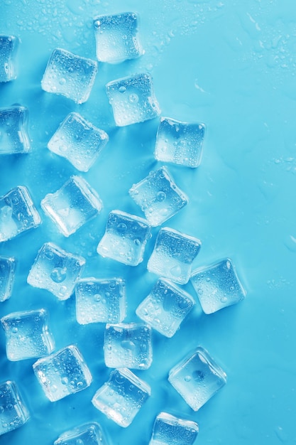 Un montón de cubitos de hielo con gotas de agua esparcidas en un