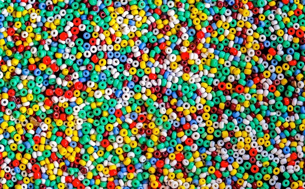 Un montón de cuentas de plástico fusibles coloridas utilizadas para artes y artesanías