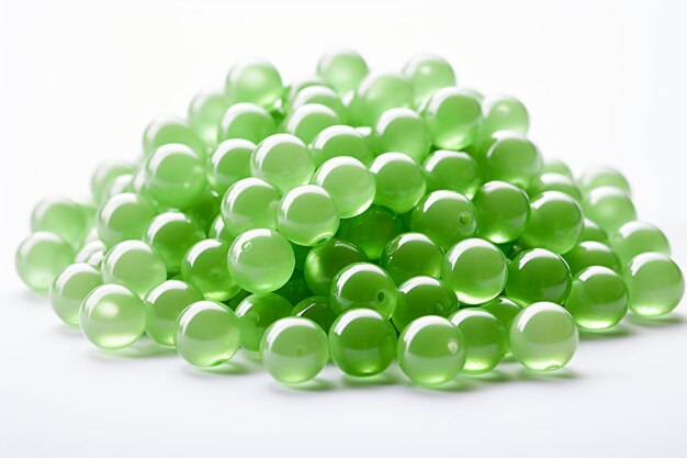 un montón de cuentas verdes en una superficie blanca