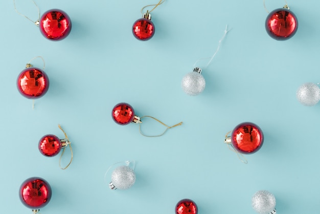 Foto montón de decoración de bolas de navidad rojo y plateado