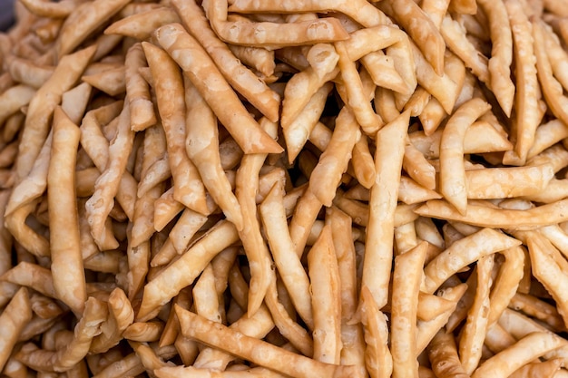 Un montón de deliciosas galletas fritas de cerca en el mercado callejero