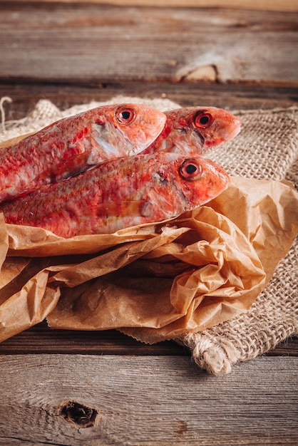 Un montón de deliciosos peces de salmonete crudos frescos