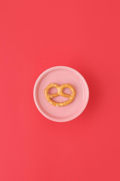 Un montón de deliciosos pretzels salados en un fondo de color a pantalla completa