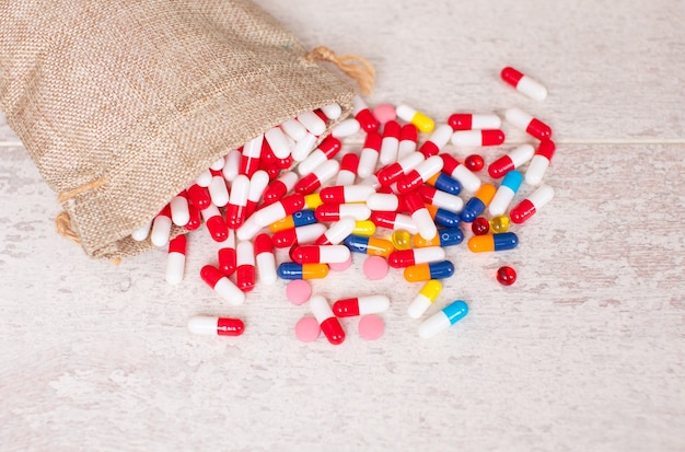 Un montón de diferentes pastillas de colores sobre un fondo de tabla