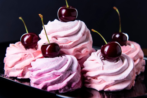 Un montón de dulces pasteles de cereza rosa arriba.