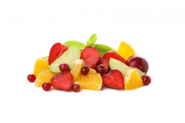 Montón de ensalada de frutas frescas aislado en blanco