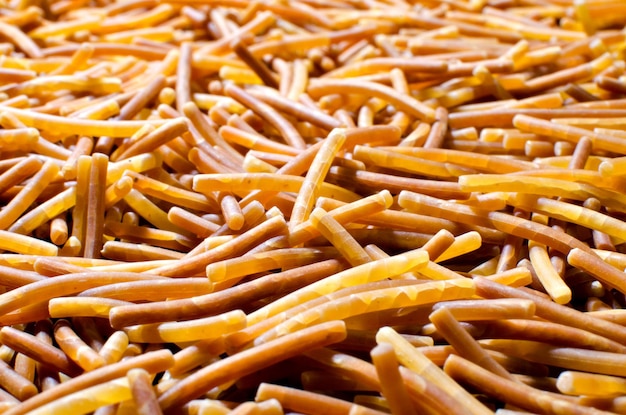 Montón de fideos de polifosfato cocidos.