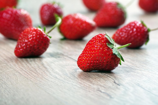 un montón de fresas en una mesa de madera.