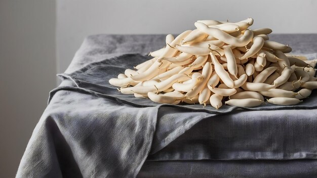 Foto un montón de frijoles blancos crudos en un mantel gris