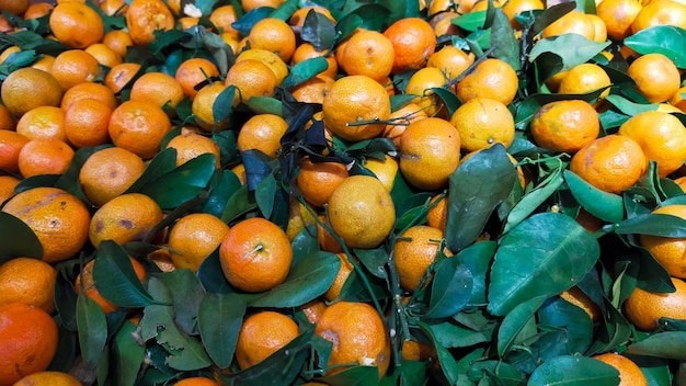 Montón de fruta naranja en el mercado a la venta