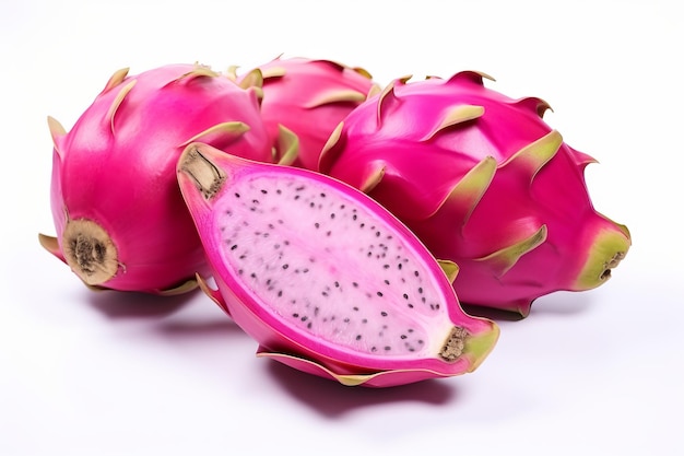 Foto un montón de frutas de dragón en un fondo blanco mitad y toda rosa cactus frutas pitahaya pitaya