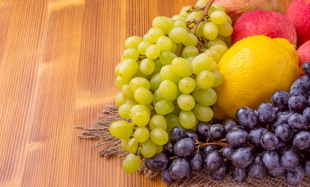 Un montón de frutas en una mesa de madera