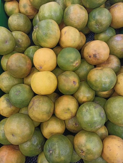 Un montón de frutas naranjas verdes y amarillas