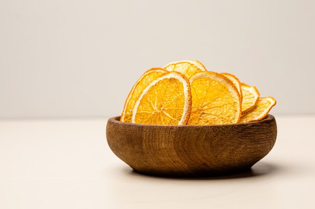 Montón de frutas secas de naranja sobre la mesa