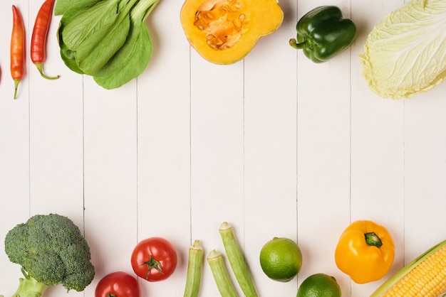 Montón de frutas y verduras frescas sobre fondo de madera