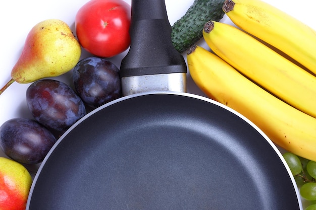 Montón de frutas y verduras primer plano Verduras y frutas orgánicas frescas y coloridas con sartén sobre fondo blanco Copiar espacio