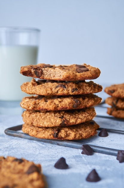 Montón de galletas caseras de avena y plátano con chispas de chocolate. Comida vegana